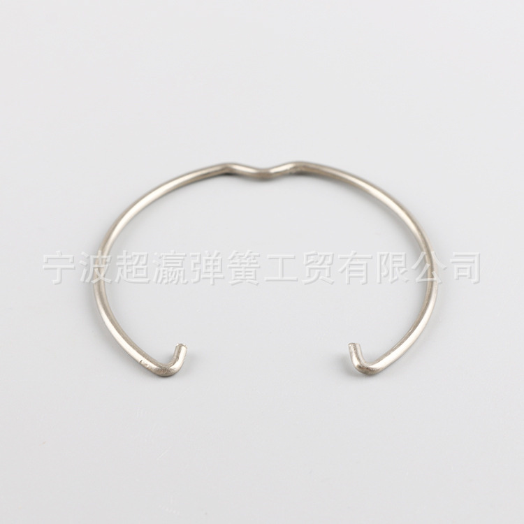 Lò xo giữ vòng lò xo bên trong tác động